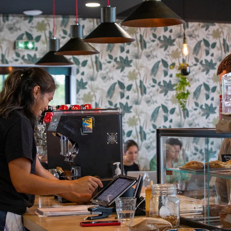 Ambiance chaleureuse et conviviale du restaurant Mesdames.