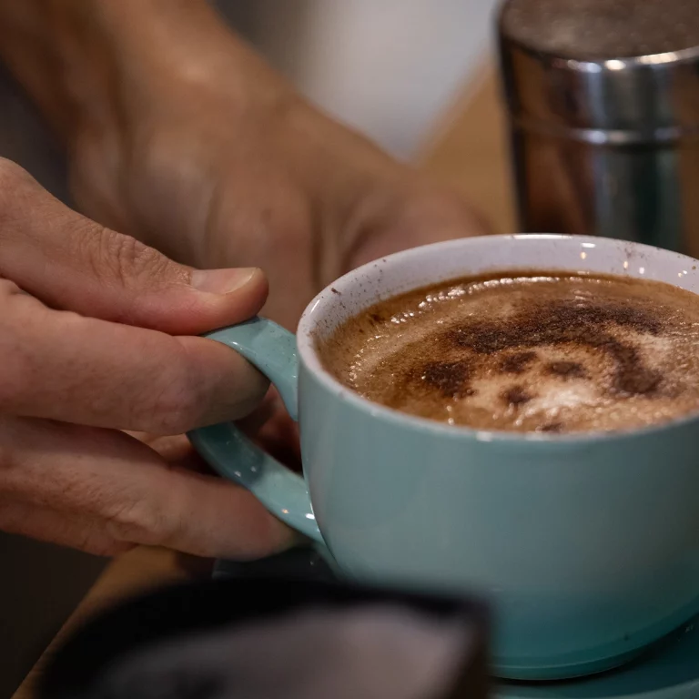 Café de spécialité préparé avec soin.