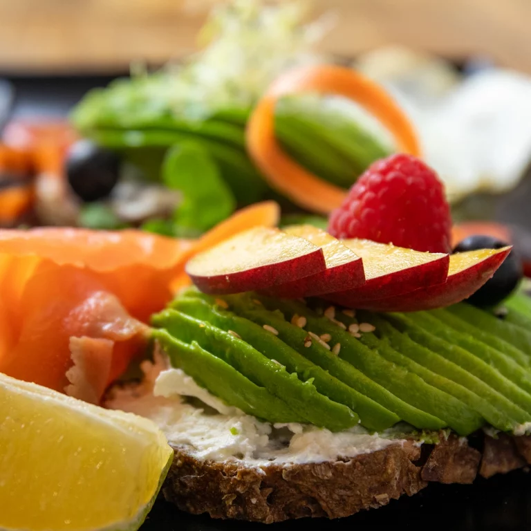 Toast au pain nordique avec cream cheese, tranches d’avocat et crudités