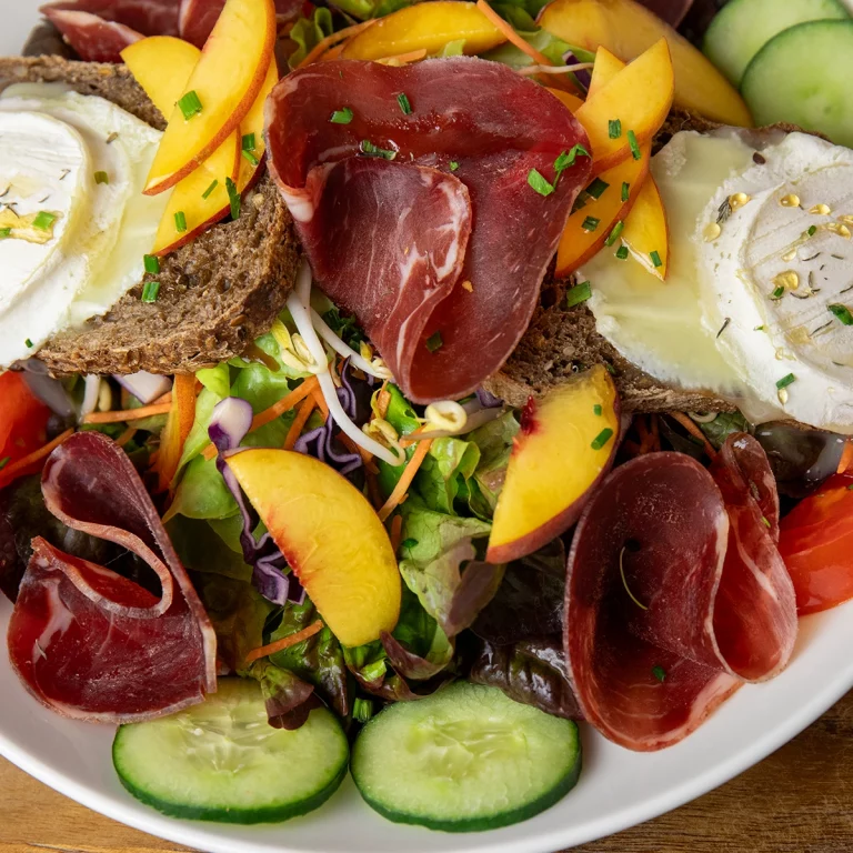 Oeufs avec légumes et sauce crémeuse