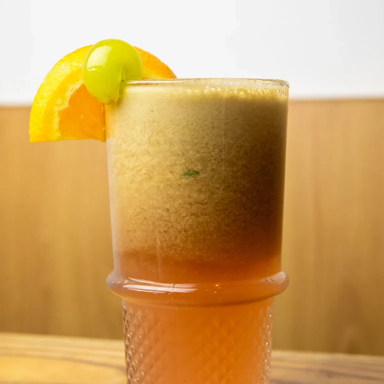 Verres de jus frais pressés à la minute