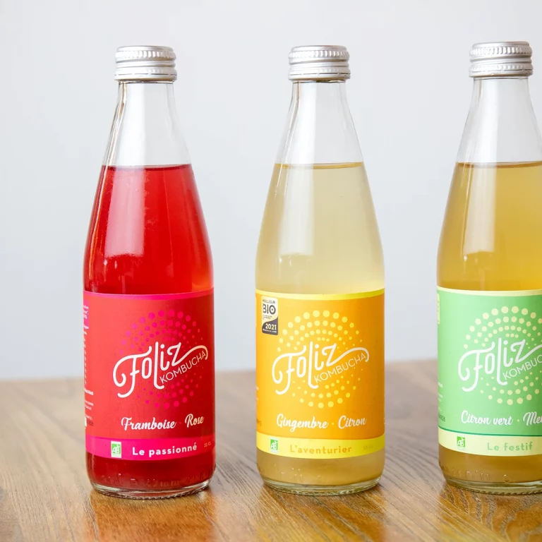 Verre de kombucha naturel rafraîchissant.