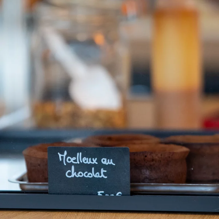 Préparation soignée d’un moelleux chocolat