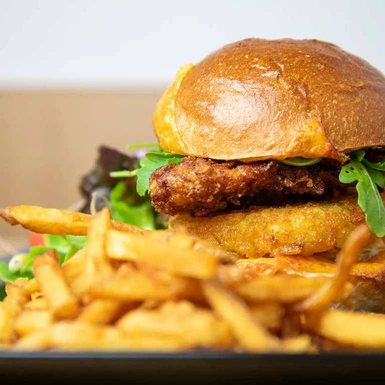 Burger maison avec viande, fromage et légumes frais