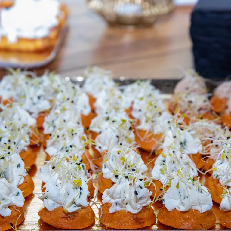 Assortiment de petits fours savoureux servis à L’Union - Photos de repas.