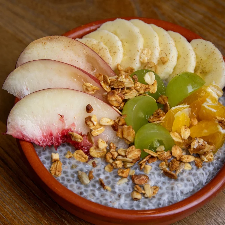 Dessert gourmand aux pommes et bananes, fait maison avec des ingrédients frais.