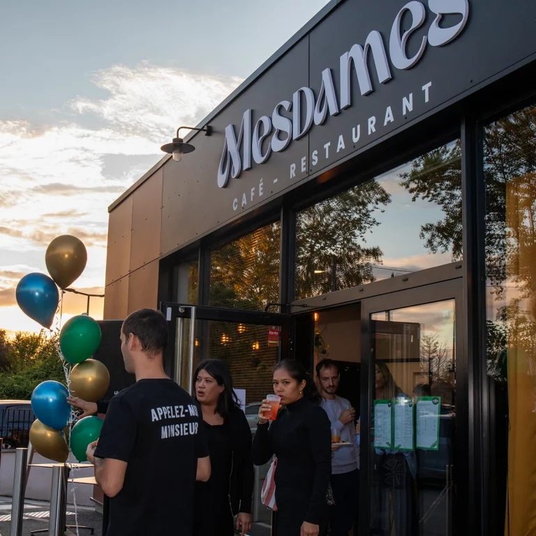 Intérieur cosy et accueillant du restaurant.