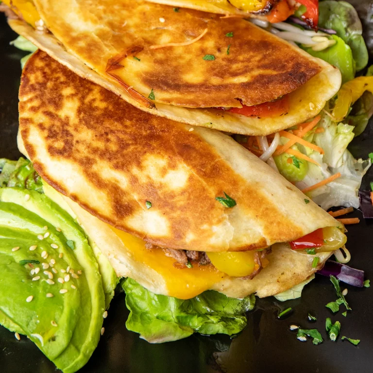 Tacos garnis de viande, légumes frais et sauce épicée