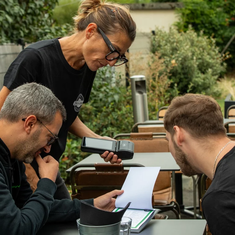 Terrasse ombragée idéale pour un repas en extérieur.